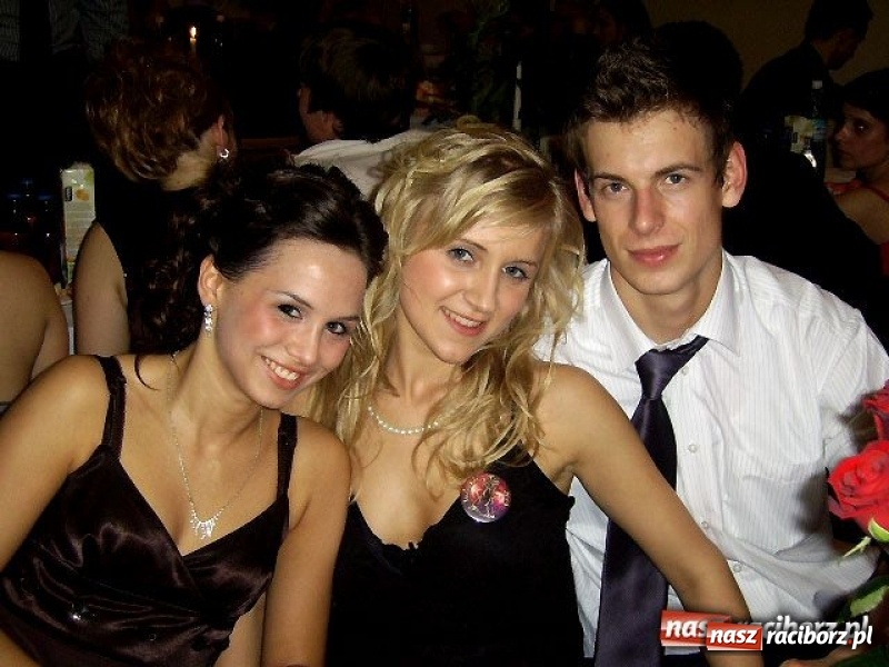 Zdjęcie w galerii na portalu naszraciborz.pl: Dawnych studniówek czar. Maturzyści II LO w 2001 i 2009 roku wiadomości z regionu