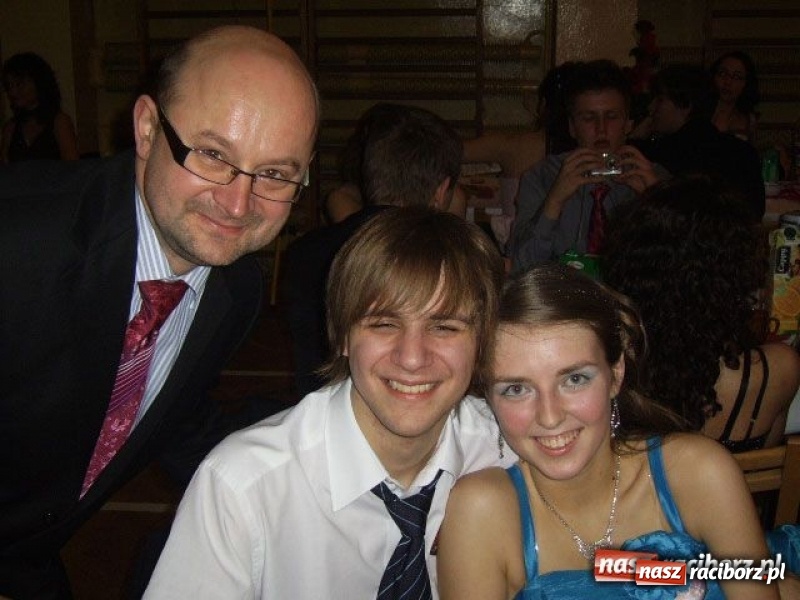 Zdjęcie w galerii na portalu naszraciborz.pl: Dawnych studniówek czar. Maturzyści II LO w 2001 i 2009 roku wiadomości z regionu