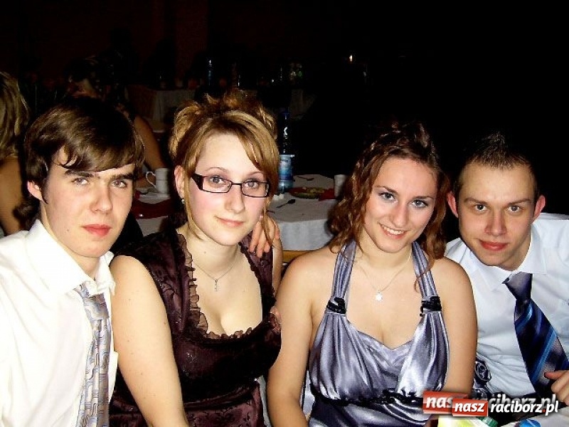 Zdjęcie w galerii na portalu naszraciborz.pl: Dawnych studniówek czar. Maturzyści II LO w 2001 i 2009 roku wiadomości z regionu
