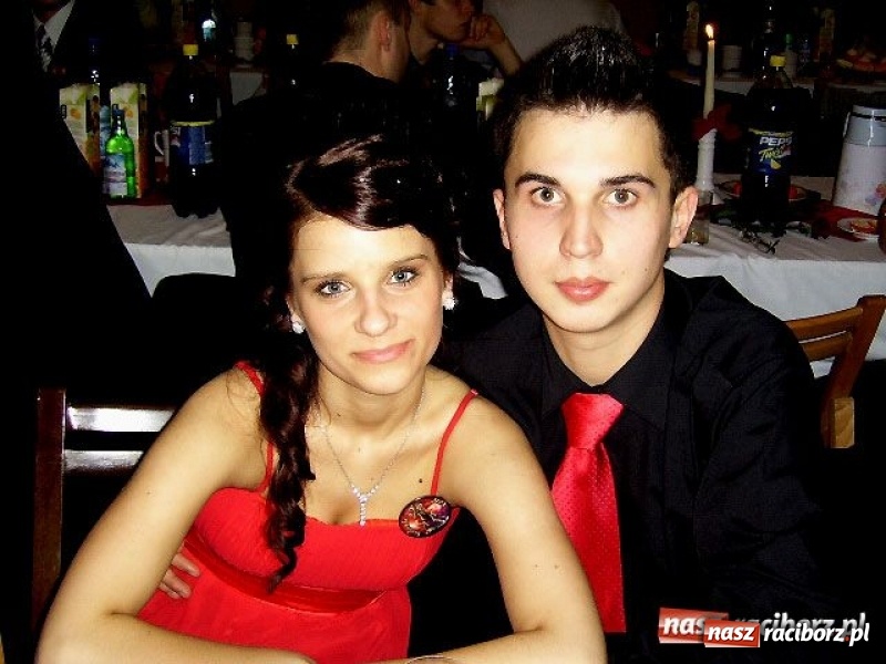 Zdjęcie w galerii na portalu naszraciborz.pl: Dawnych studniówek czar. Maturzyści II LO w 2001 i 2009 roku wiadomości z regionu