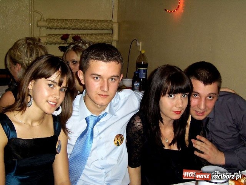 Zdjęcie w galerii na portalu naszraciborz.pl: Dawnych studniówek czar. Maturzyści II LO w 2001 i 2009 roku wiadomości z regionu