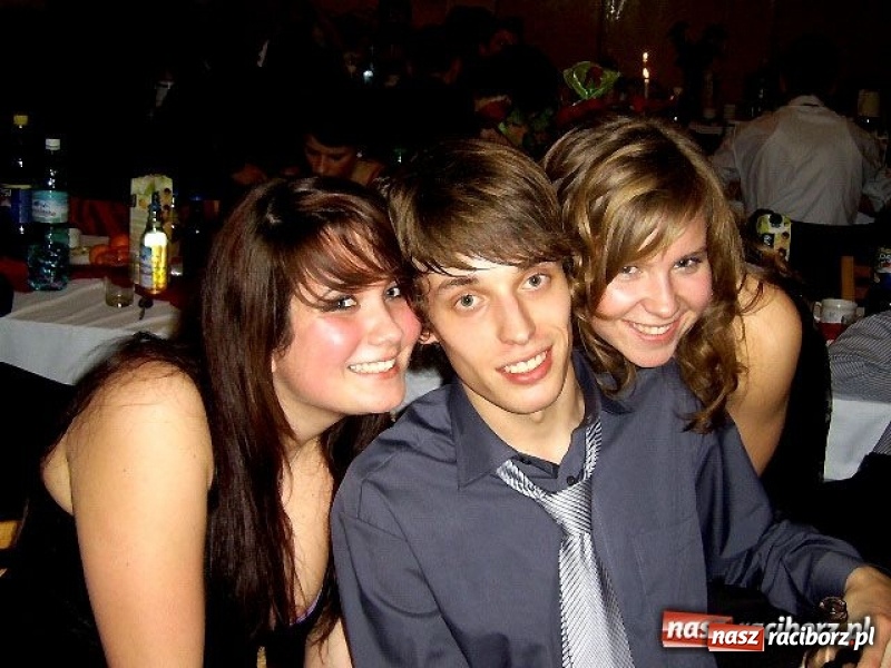 Zdjęcie w galerii na portalu naszraciborz.pl: Dawnych studniówek czar. Maturzyści II LO w 2001 i 2009 roku wiadomości z regionu