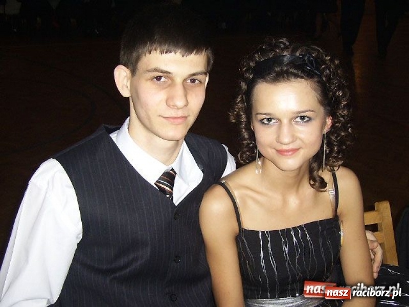 Zdjęcie w galerii na portalu naszraciborz.pl: Dawnych studniówek czar. Maturzyści II LO w 2001 i 2009 roku wiadomości z regionu