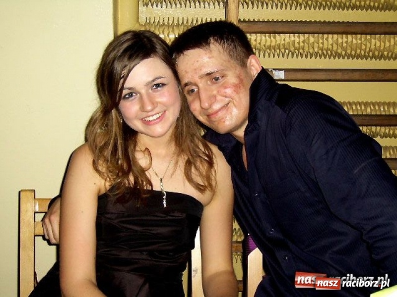 Zdjęcie w galerii na portalu naszraciborz.pl: Dawnych studniówek czar. Maturzyści II LO w 2001 i 2009 roku wiadomości z regionu