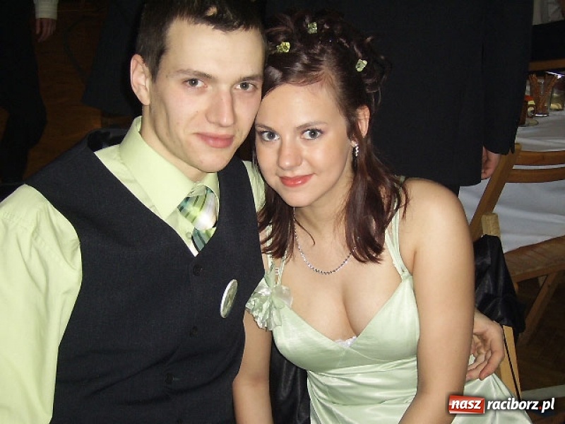 Zdjęcie w galerii na portalu naszraciborz.pl: Dawnych studniówek czar. Maturzyści II LO w 2001 i 2009 roku wiadomości z regionu