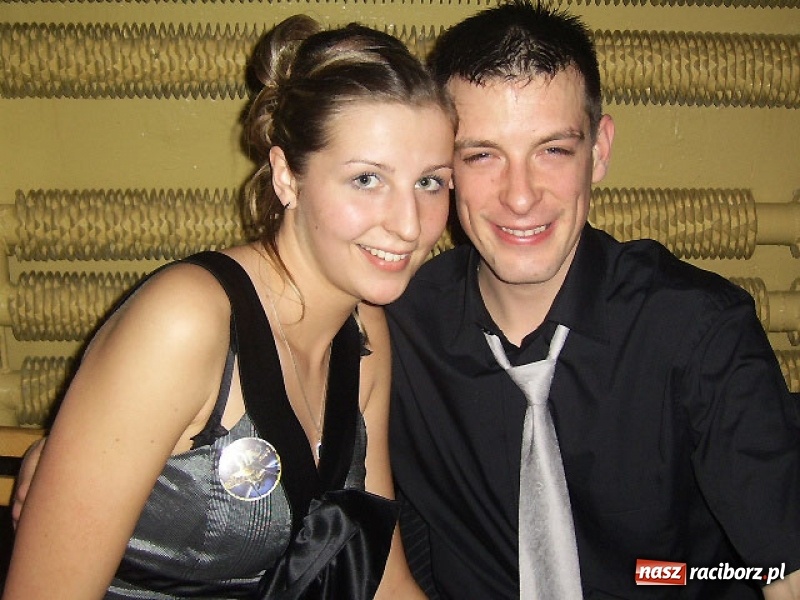 Zdjęcie w galerii na portalu naszraciborz.pl: Dawnych studniówek czar. Maturzyści II LO w 2001 i 2009 roku wiadomości z regionu