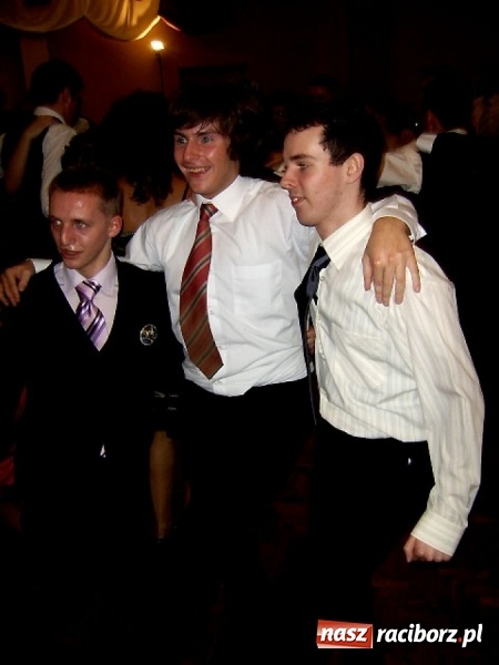 Zdjęcie w galerii na portalu naszraciborz.pl: Dawnych studniówek czar. Maturzyści II LO w 2001 i 2009 roku wiadomości z regionu