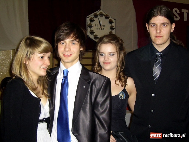 Zdjęcie w galerii na portalu naszraciborz.pl: Dawnych studniówek czar. Maturzyści II LO w 2001 i 2009 roku wiadomości z regionu