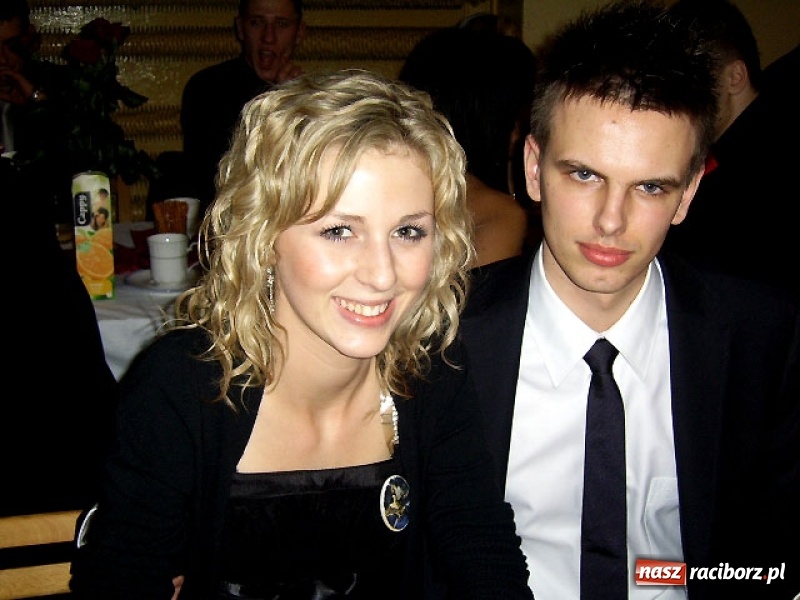 Zdjęcie w galerii na portalu naszraciborz.pl: Dawnych studniówek czar. Maturzyści II LO w 2001 i 2009 roku wiadomości z regionu