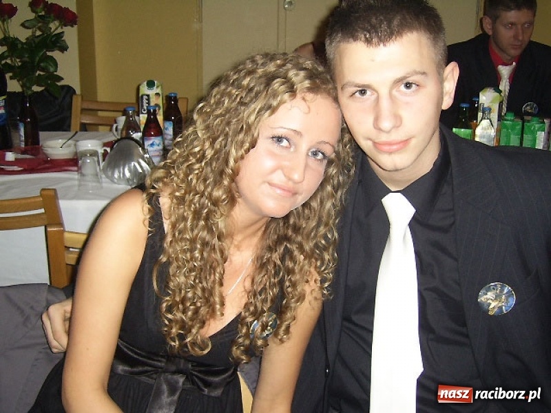 Zdjęcie w galerii na portalu naszraciborz.pl: Dawnych studniówek czar. Maturzyści II LO w 2001 i 2009 roku wiadomości z regionu