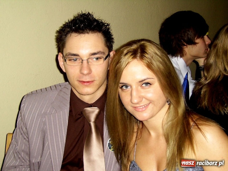 Zdjęcie w galerii na portalu naszraciborz.pl: Dawnych studniówek czar. Maturzyści II LO w 2001 i 2009 roku wiadomości z regionu