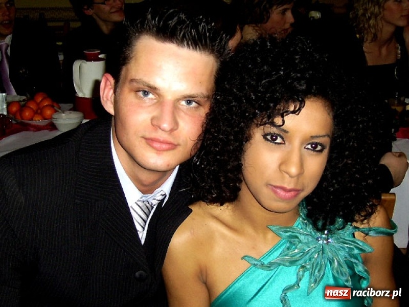 Zdjęcie w galerii na portalu naszraciborz.pl: Dawnych studniówek czar. Maturzyści II LO w 2001 i 2009 roku wiadomości z regionu