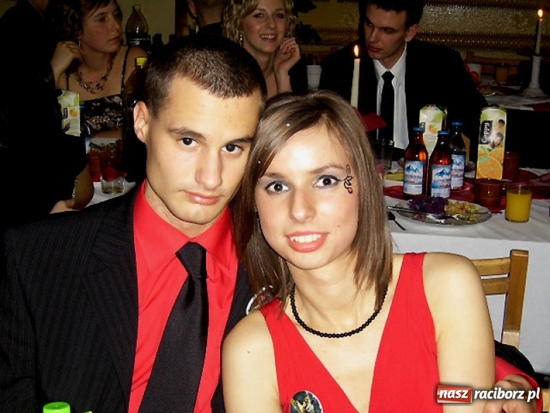 Zdjęcie w galerii na portalu naszraciborz.pl: Dawnych studniówek czar. Maturzyści II LO w 2001 i 2009 roku wiadomości z regionu