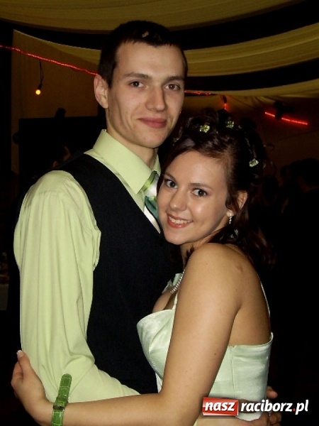 Zdjęcie w galerii na portalu naszraciborz.pl: Dawnych studniówek czar. Maturzyści II LO w 2001 i 2009 roku wiadomości z regionu