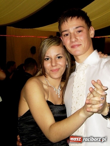 Zdjęcie w galerii na portalu naszraciborz.pl: Dawnych studniówek czar. Maturzyści II LO w 2001 i 2009 roku wiadomości z regionu