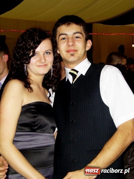 Zdjęcie w galerii na portalu naszraciborz.pl: Dawnych studniówek czar. Maturzyści II LO w 2001 i 2009 roku wiadomości z regionu