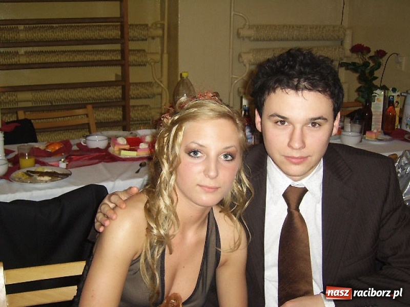 Zdjęcie w galerii na portalu naszraciborz.pl: Dawnych studniówek czar. Maturzyści II LO w 2001 i 2009 roku wiadomości z regionu