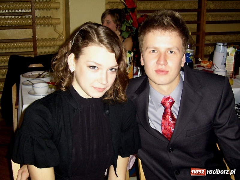 Zdjęcie w galerii na portalu naszraciborz.pl: Dawnych studniówek czar. Maturzyści II LO w 2001 i 2009 roku wiadomości z regionu
