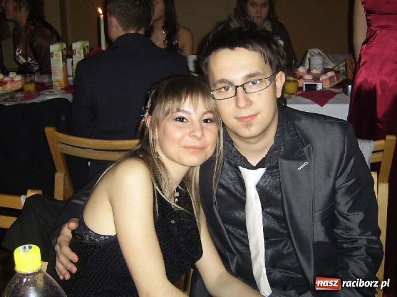 Zdjęcie w galerii na portalu naszraciborz.pl: Dawnych studniówek czar. Maturzyści II LO w 2001 i 2009 roku wiadomości z regionu