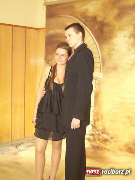 Zdjęcie w galerii na portalu naszraciborz.pl: Dawnych studniówek czar. Maturzyści II LO w 2001 i 2009 roku wiadomości z regionu