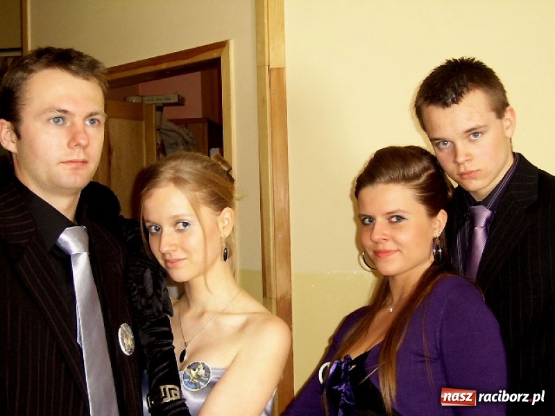 Zdjęcie w galerii na portalu naszraciborz.pl: Dawnych studniówek czar. Maturzyści II LO w 2001 i 2009 roku wiadomości z regionu