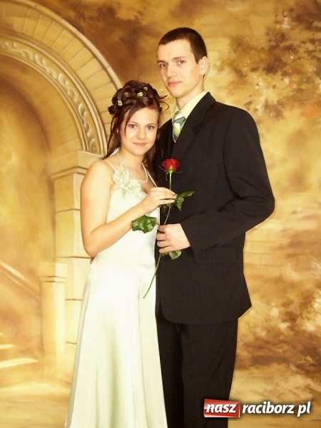 Zdjęcie w galerii na portalu naszraciborz.pl: Dawnych studniówek czar. Maturzyści II LO w 2001 i 2009 roku wiadomości z regionu