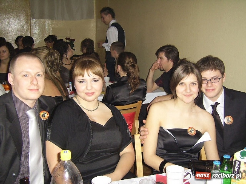 Zdjęcie w galerii na portalu naszraciborz.pl: Dawnych studniówek czar. Maturzyści II LO w 2001 i 2009 roku wiadomości z regionu