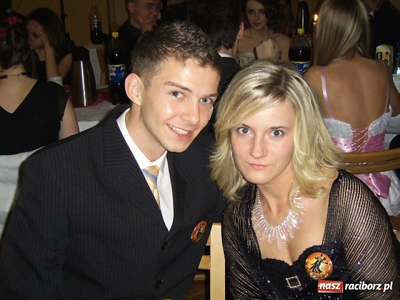 Zdjęcie w galerii na portalu naszraciborz.pl: Dawnych studniówek czar. Maturzyści II LO w 2001 i 2009 roku wiadomości z regionu