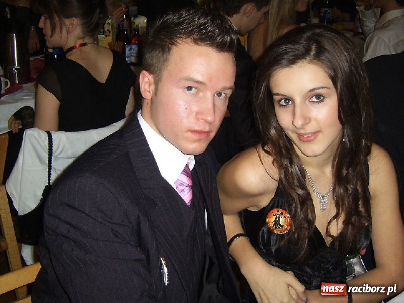 Zdjęcie w galerii na portalu naszraciborz.pl: Dawnych studniówek czar. Maturzyści II LO w 2001 i 2009 roku wiadomości z regionu