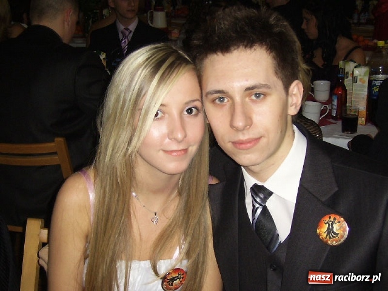 Zdjęcie w galerii na portalu naszraciborz.pl: Dawnych studniówek czar. Maturzyści II LO w 2001 i 2009 roku wiadomości z regionu