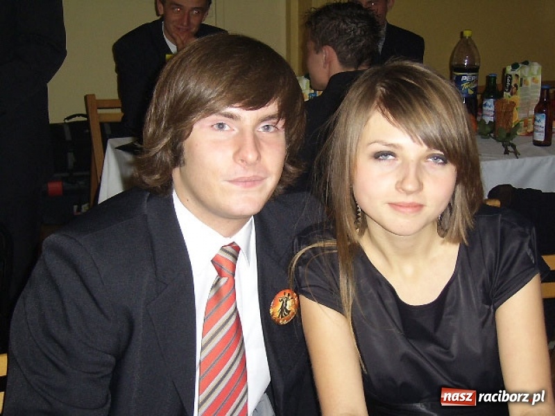 Zdjęcie w galerii na portalu naszraciborz.pl: Dawnych studniówek czar. Maturzyści II LO w 2001 i 2009 roku wiadomości z regionu