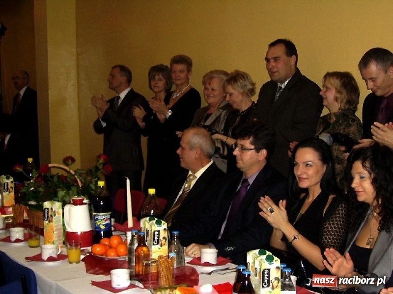 Zdjęcie w galerii na portalu naszraciborz.pl: Dawnych studniówek czar. Maturzyści II LO w 2001 i 2009 roku wiadomości z regionu