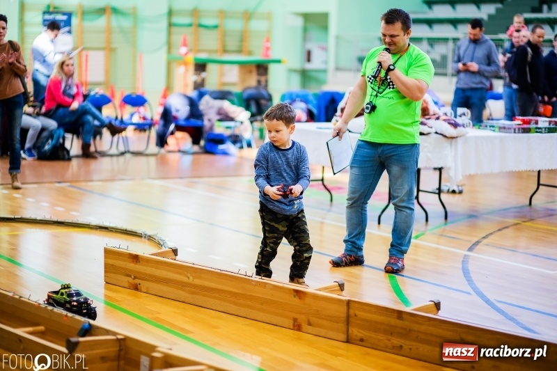 Zdjęcie w galerii na portalu naszraciborz.pl: Mistrzostwa Raciborza Aut Zdalnie Sterowanych oraz zawody na Twistcar w Arenie Rafako wiadomości z regionu