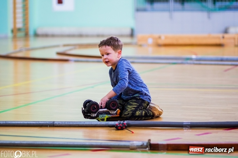 Zdjęcie w galerii na portalu naszraciborz.pl: Mistrzostwa Raciborza Aut Zdalnie Sterowanych oraz zawody na Twistcar w Arenie Rafako wiadomości z regionu