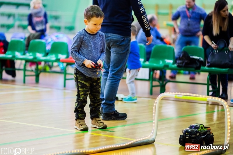 Zdjęcie w galerii na portalu naszraciborz.pl: Mistrzostwa Raciborza Aut Zdalnie Sterowanych oraz zawody na Twistcar w Arenie Rafako wiadomości z regionu