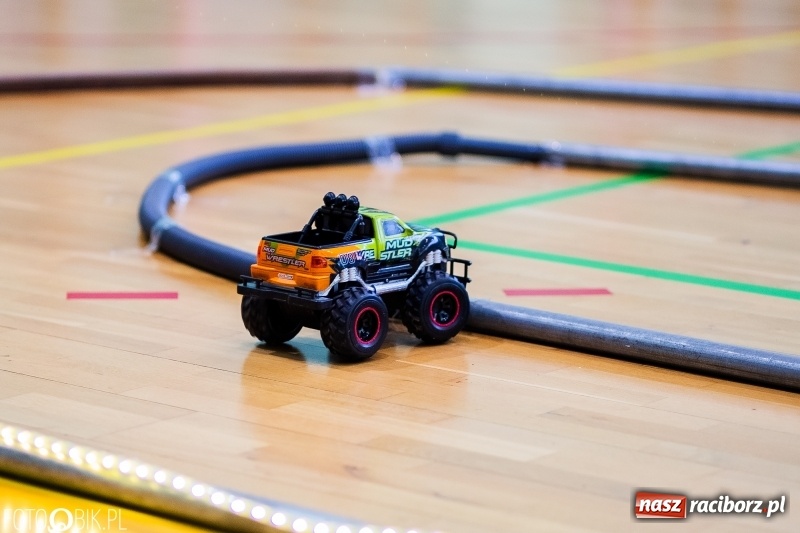 Zdjęcie w galerii na portalu naszraciborz.pl: Mistrzostwa Raciborza Aut Zdalnie Sterowanych oraz zawody na Twistcar w Arenie Rafako wiadomości z regionu
