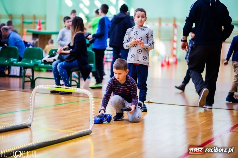 Zdjęcie w galerii na portalu naszraciborz.pl: Mistrzostwa Raciborza Aut Zdalnie Sterowanych oraz zawody na Twistcar w Arenie Rafako wiadomości z regionu