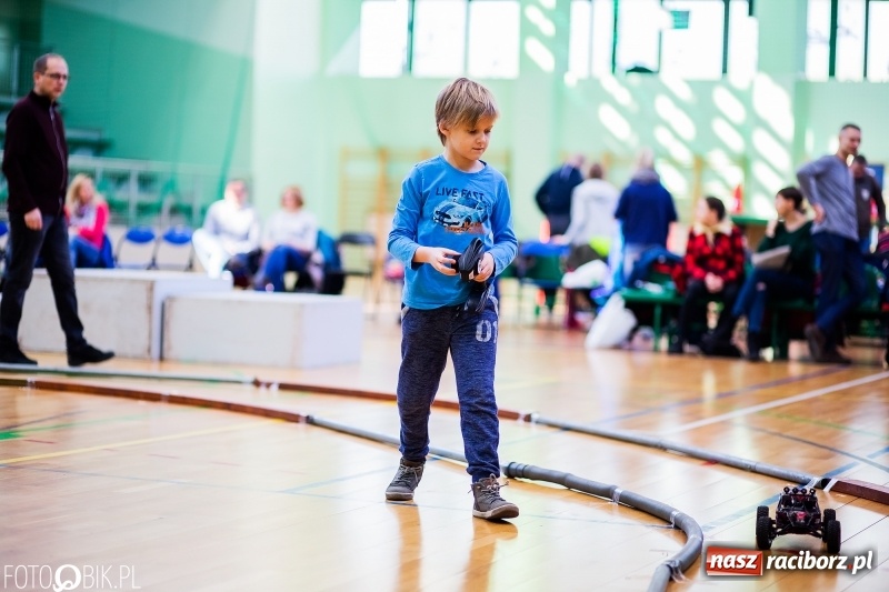 Zdjęcie w galerii na portalu naszraciborz.pl: Mistrzostwa Raciborza Aut Zdalnie Sterowanych oraz zawody na Twistcar w Arenie Rafako wiadomości z regionu