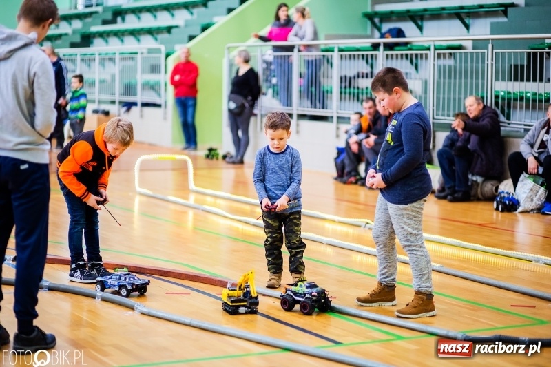 Zdjęcie w galerii na portalu naszraciborz.pl: Mistrzostwa Raciborza Aut Zdalnie Sterowanych oraz zawody na Twistcar w Arenie Rafako wiadomości z regionu