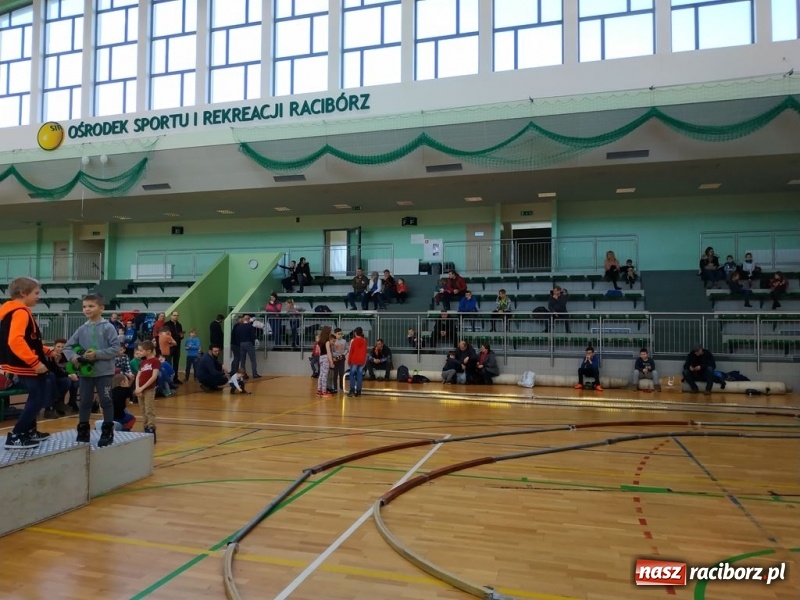 Zdjęcie w galerii na portalu naszraciborz.pl: Mistrzostwa Raciborza Aut Zdalnie Sterowanych oraz zawody na Twistcar w Arenie Rafako wiadomości z regionu