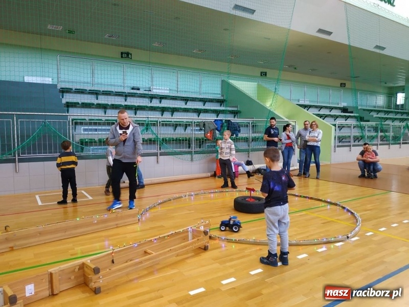 Zdjęcie w galerii na portalu naszraciborz.pl: Mistrzostwa Raciborza Aut Zdalnie Sterowanych oraz zawody na Twistcar w Arenie Rafako wiadomości z regionu
