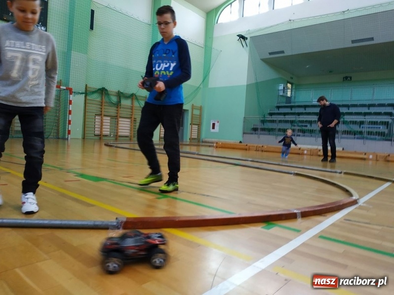 Zdjęcie w galerii na portalu naszraciborz.pl: Mistrzostwa Raciborza Aut Zdalnie Sterowanych oraz zawody na Twistcar w Arenie Rafako wiadomości z regionu