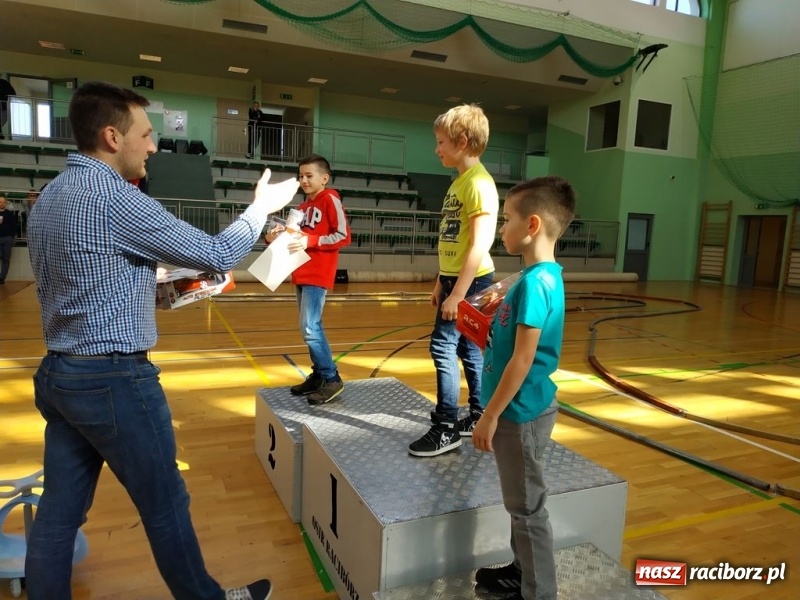 Zdjęcie w galerii na portalu naszraciborz.pl: Mistrzostwa Raciborza Aut Zdalnie Sterowanych oraz zawody na Twistcar w Arenie Rafako wiadomości z regionu