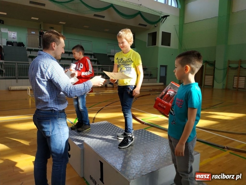 Zdjęcie w galerii na portalu naszraciborz.pl: Mistrzostwa Raciborza Aut Zdalnie Sterowanych oraz zawody na Twistcar w Arenie Rafako wiadomości z regionu