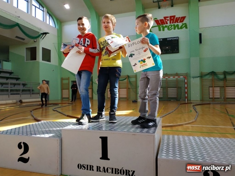 Zdjęcie w galerii na portalu naszraciborz.pl: Mistrzostwa Raciborza Aut Zdalnie Sterowanych oraz zawody na Twistcar w Arenie Rafako wiadomości z regionu