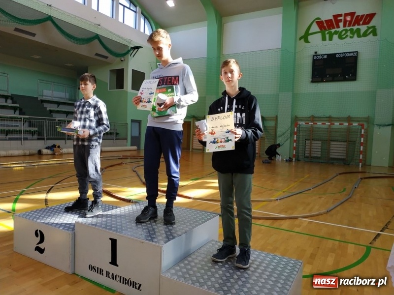 Zdjęcie w galerii na portalu naszraciborz.pl: Mistrzostwa Raciborza Aut Zdalnie Sterowanych oraz zawody na Twistcar w Arenie Rafako wiadomości z regionu