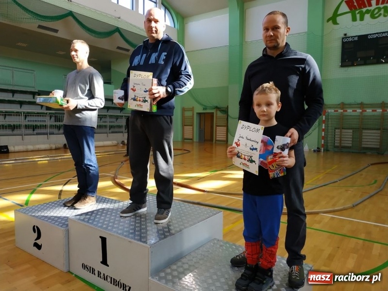 Zdjęcie w galerii na portalu naszraciborz.pl: Mistrzostwa Raciborza Aut Zdalnie Sterowanych oraz zawody na Twistcar w Arenie Rafako wiadomości z regionu