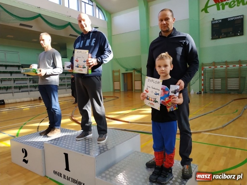 Zdjęcie w galerii na portalu naszraciborz.pl: Mistrzostwa Raciborza Aut Zdalnie Sterowanych oraz zawody na Twistcar w Arenie Rafako wiadomości z regionu