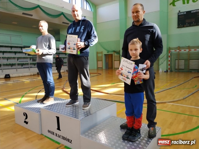 Zdjęcie w galerii na portalu naszraciborz.pl: Mistrzostwa Raciborza Aut Zdalnie Sterowanych oraz zawody na Twistcar w Arenie Rafako wiadomości z regionu