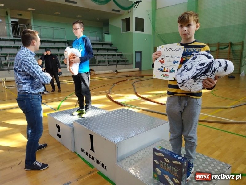 Zdjęcie w galerii na portalu naszraciborz.pl: Mistrzostwa Raciborza Aut Zdalnie Sterowanych oraz zawody na Twistcar w Arenie Rafako wiadomości z regionu